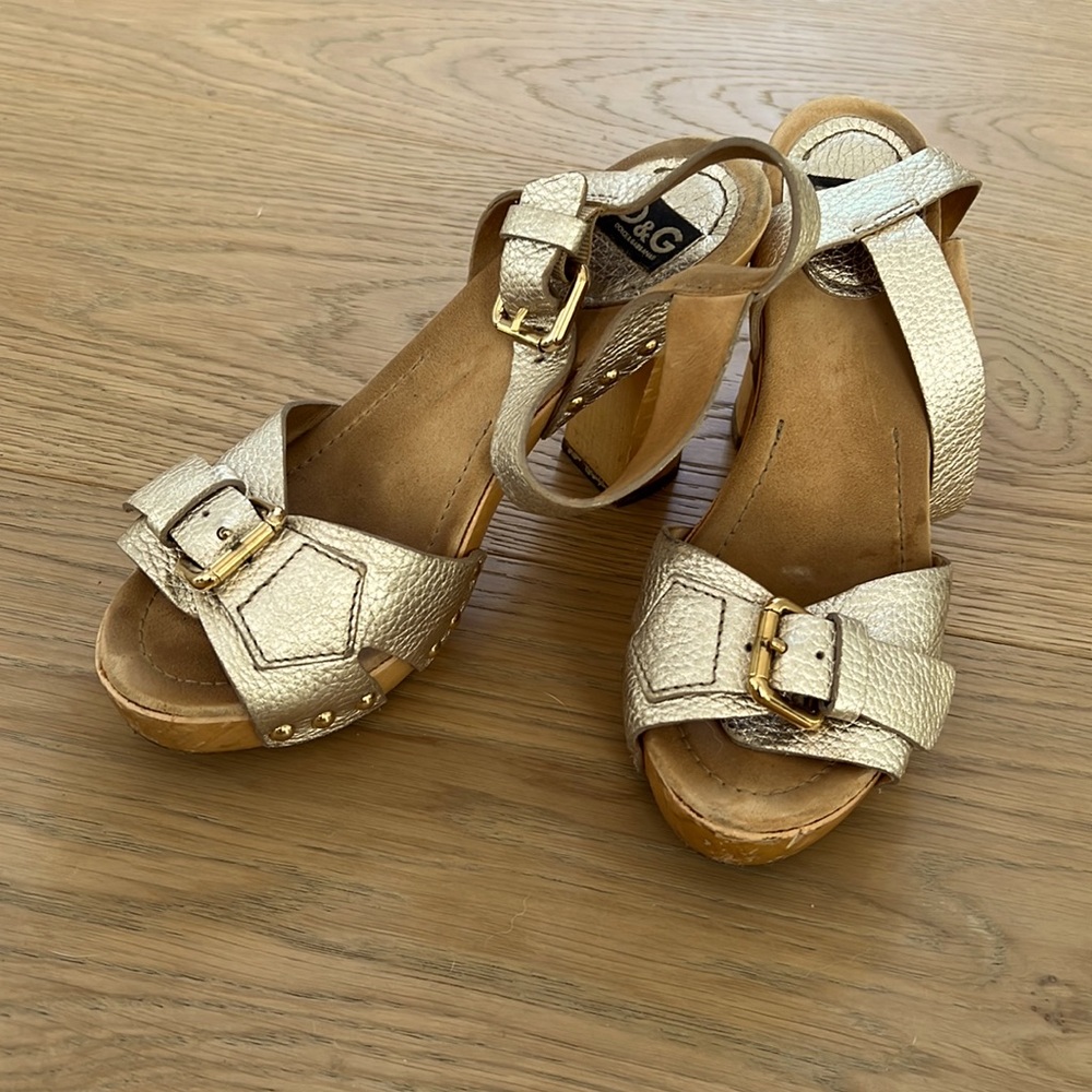 Dolce & Gabbana Champagne Gold and wood Buckle Heels Sandals Gold Adjustable